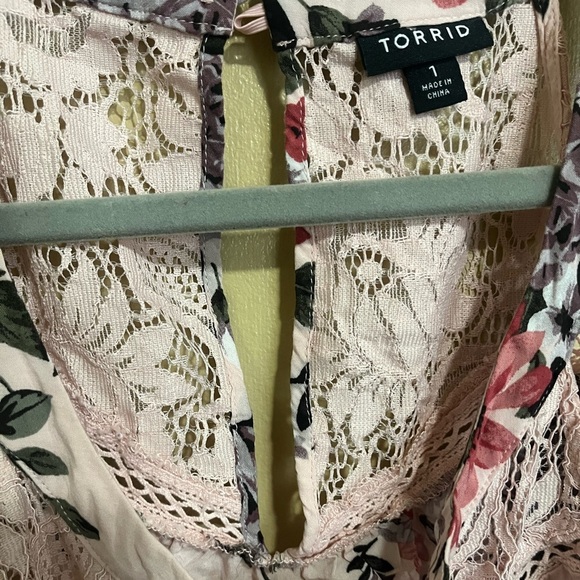 Torrid Bundle Floral Yellow High Low Blouse & Pink Lace Tank Top Size 1X 1 - Picture 3 of 3